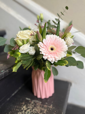 
                  
                    Load image into Gallery viewer, Pink ruffle vase
                  
                